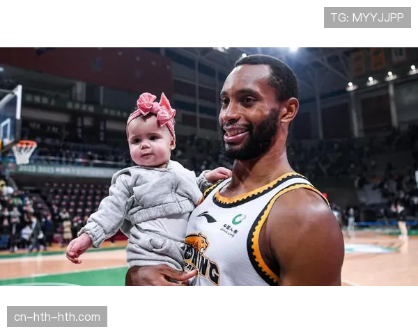 弗格妻子现场助威，赛后二人温情相拥